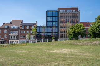 Dé <strong>ideale werkplek</strong> op <strong>toplocatie</strong> in het <strong>hart</strong> <strong>van de stad</strong>.<br />De Urban Hub: een <strong>moderne</strong> en <strong>ruime kantoorlocatie</strong> aan het <strong>heraangelegde</strong> <strong>Conservatoriumplein</strong>, waar beton plaats heeft gemaakt voor een <strong>aangename groenzone</strong>. Hier werk je in een <strong>hedendaagse omgeving</strong>, vlak bij <strong>alles wat je nodig hebt</strong>. <br /><br /><u><strong>Te huur: 1e en 2e verdieping </strong></u><br /><strong>Beide verdiepingen</strong> zijn beschikbaar en bieden <strong>ca. 280 m²</strong> aan <strong>open, lichtrijke kantoorruimte</strong>. <br />Een <strong>lichtkoker</strong> achteraan de kantoorruimte zorgt voor een <strong>gelijke lichtinval</strong> over de <strong>volledige verdieping</strong>. <br /><strong>Toegang tot elk verdiep via trap en lift</strong>.<br /><br /><u><strong>Ligging </strong></u><br />Een <strong>uitstekende bereikbaarheid</strong>: <br />Openbaar vervoer: <strong>treinstation</strong> en <strong>bushaltes</strong> op <strong>wandelafstand</strong> <br /><strong>Grote Markt</strong> op slechts <strong>10 minuten stappen</strong> <br /><strong>Parking op 50 meter</strong> van de Hub, maar ook mogelijkheid in de <strong>ondergrondse stationsparking</strong> met maar liefst <strong>900 plaatsen</strong>.  <br /><br /><strong>Voor techniek en inrichting wordt een budget op maat voorzien</strong>.  <br /><br />Interesse in een bezoek of meer info? Contacteer:<br />Matthis op 0477 804 350 - matthis@dekeyser.immo of<br />Leopold op 0499 618 354 - leopold@dekeyser.immo