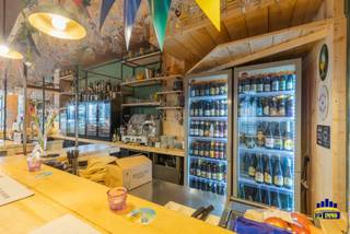 <span><span><span><span><span><strong>Gelijkvloers handelspand met kelder g</strong></span></span></span></span></span><span><span><span><span><span><strong>elegen in historisch Gent op de hoek van de </strong></span><span><strong>Oudburg</strong></span><span><strong> met de Kalversteeg </strong></span></span></span></span></span><br /><br /><span><span><span><span><span>Zitplaatsen binnen voor 40 personen</span></span></span></span></span><br />Zitplaatsen terras voor 30 personen (vergund)<br /><span><span><span><span><span>Totale oppervlakte gelijkvloers: 90m²</span></span></span></span></span><br /><span><span><span><span><span>Kelder : 60 m²</span></span></span></span></span><br /><span><span><span><span><span>K.I. :1.145,-€</span></span></span></span></span><br /><span><span><span><span><span>EPC: </span><span>certificaatnummer 20220707-0002637292-KNR-1 met als label D</span></span></span></span></span><br /><span><span><span><span><span>Asbestattest met unieke code 20230508-000032.000 opgesteld op 05-05-2023</span></span></span></span></span><br /><span><span><span><span><span>Horeca vergunning</span></span></span></span></span><br /><br /><span><span><span><span><span>Momenteel verhuurd aan 2.500,-€/maand</span></span></span></span></span><br /><span><span><span><span><span>Handelshuurcontract begonnen in Juni 2024<br />Vraagprijs: 650.000,- euro</span></span></span></span></span><br />