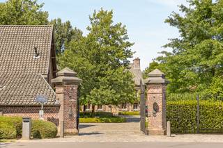 Deze unieke vierkantshoeve op 2,7 hectare bestaat uit een prachtige herenwoning (afgewerkt met luxe-materialen), burelen en kantoren,...