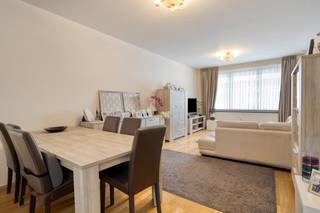 Dewaele vastgoed biedt dit verzorgde en instapklare appartement te koop aan op de eerste verdieping van een welonderhouden gebouw aan de Laarsebaan 91. <br /><br />Het pand heeft een bewoonbare oppervlakte van 82 m² en beschikt over een uitstekende energieprestatie met een gunstig EPC-label B. De elektrische installatie is bovendien volledig conform. In het gebouw werden recent het dak vernieuwd en de ramen vervangen door nieuwe, kwalitatieve beglazing.<br /><br />Indeling van het appartement:<br />- Inkomhal: centrale toegang tot alle ruimtes<br />- Woonkamer & eetruimte: lichtrijke leefruimte met een aangename zithoek en eetplaats.<br />- Keuken: praktische, volledig ingerichte keuken met direct toegang tot het terras<br />- Slaapkamer 1: ruime master bedroom<br />- Slaapkamer 2: tweede slaapkamer, momenteel uitgerust met een wand van ingemaakte kasten (ideaal als dressing, kinderkamer of bureau).<br />- Badkamer: eigentijdse badkamer met dubbele wastafel met spiegelkast, handdoekradiator en een douchecabine<br />- Apart toilet: afzonderlijke toiletruimte in de hal<br />- Terras: rustig, west-georiënteerd terras achteraan, voorzien van een ingebouwde opbergkast<br /><br />De ligging in Merksem is absoluut top. U woont op een uiterst gegeerde locatie aan de Laarsebaan, met het groene Runcvoortpark op wandelafstand. Winkels, scholen, openbaar vervoer en belangrijke invalswegen naar de Antwerpse Ring liggen allemaal in de directe nabijheid.<br /><br />Bent u geïnteresseerd om dit vastgoed te kopen in Merksem? Aarzel dan niet om ons te contacteren. Had u graag een gratis schatting van uw eigendom via ons immokantoor? Bel ons voor een vrijblijvend gesprek of mail naar yannick.schnorbusch@dewaele.com<br /><br />Bestuursmaatregelen in het maatregelenregister: nee
