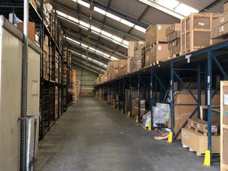 Magazijn 1.782m² met terrein 5.000m² te huur in Kontich Industrie , zeer goed gelegen aan de op- en afrit van de E19 in Kontich.