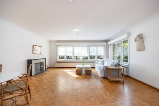 Op de eerste verdieping van een kleinschalig gebouw aan de Fruithoflaan in Berchem vinden we dit ruime appartement (101 m² volgens EPC) met bijzonder veel lichtinval. Mits enkele opfrissingswerken is dit de ideale thuis voor starters of een mooie opportuniteit voor investeerders.<br /><br />Bij het binnenkomen valt meteen de praktische indeling op. Vanuit de inkomhal heeft u toegang tot de ruime woonkamer, waar de parketvloer zorgt voor een warme uitstraling en de grote ramen veel natuurlijk licht binnenlaten. De aparte keuken is functioneel en nog in degelijke staat. Verder beschikt het appartement over een gastentoilet, een badkamer en drie kamers. De hoofdslaapkamer is ruim, de tweede slaapkamer eveneens volwaardig, terwijl de derde kamer (met balkon) perfect kan dienen als bureau, logeerkamer of dressing.<br />Een garagebox dient verplicht mee aangekocht te worden (€ 25.000) en garandeert u steeds een veilige parkeerplaats.<br /><br />Dankzij de ligging in de rustige, maar toch centrale Fruithoflaan woont u hier in een groene omgeving met alle voorzieningen vlakbij. Winkels, scholen en openbaar vervoer bevinden zich op wandelafstand, terwijl ook de belangrijkste wegen vlot bereikbaar zijn.<br />Dit appartement biedt een mooie kans voor wie op zoek is naar een lichtrijke ruimte dat volledig naar eigen smaak kan worden opgefrist.<br /><br />Voor verdere informatie of een bezichtiging mail info@wellimmo.net of tel 03 225 00 68.<br /> 