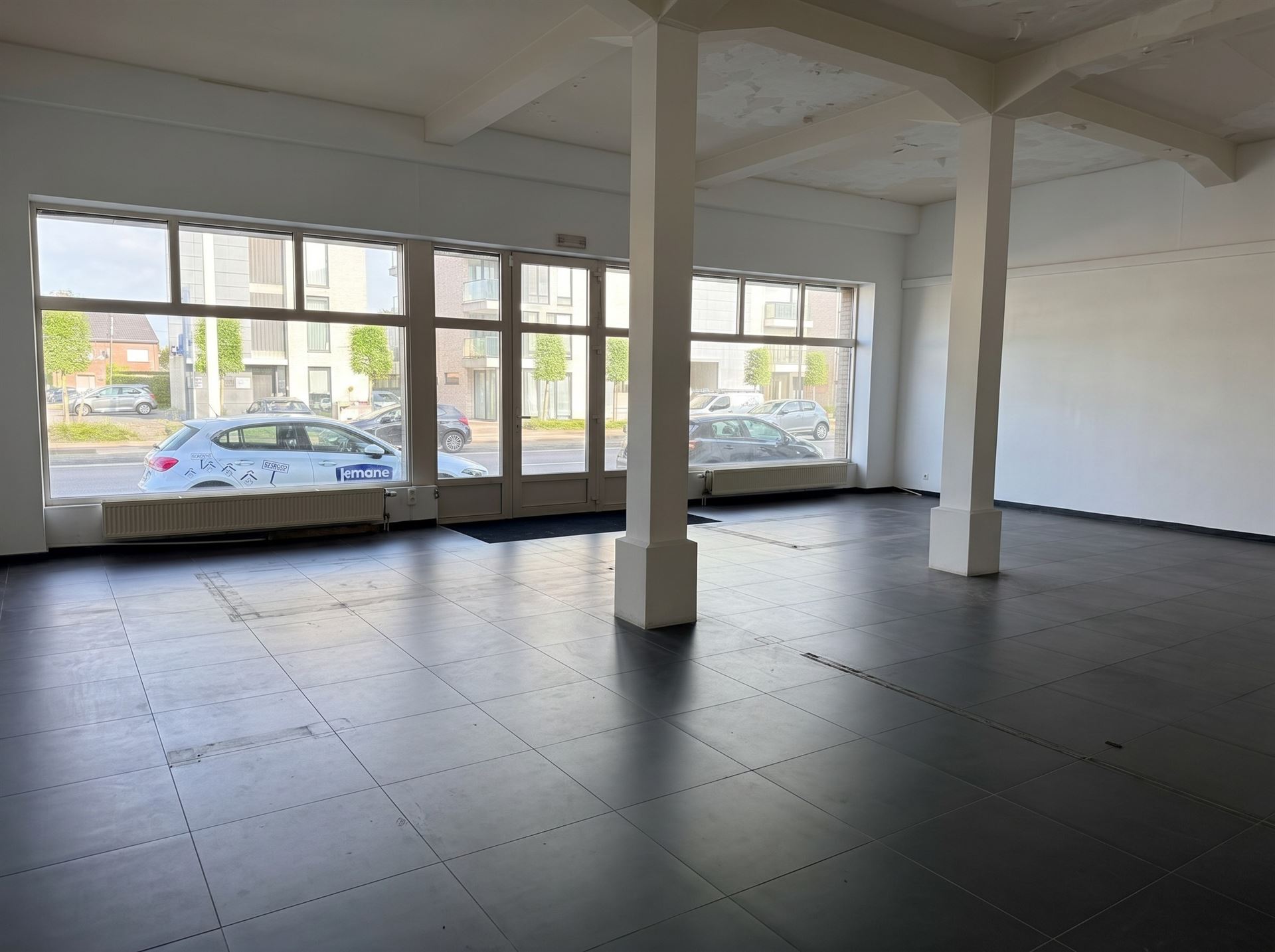 Commercial à louer à Maasmechelen avec 2 chambres - photo 2