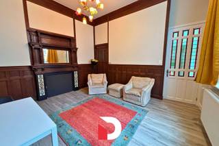 Dit gezellige gelijkvloerse appartement geniet van een uitstekende ligging in het centrum van Brugge. Bij de renovatie werden de authentieke elementen zorgvuldig behouden, waardoor het appartement een warme en karaktervolle uitstraling heeft. Daarnaast beschikt het over een aangename buitenruimte met een gezellig tuintje en een deels overdekt terras.<br /><br />De woning omvat een sfeervolle leefruimte, een praktische kastberging, een volledig ingerichte keuken, een slaapkamer en een badkamer voorzien van een douche, toilet en lavabomeubel.<br /><br />Dankzij de centrale ligging bevinden winkels, openbaar vervoer en tal van andere voorzieningen zich op wandelafstand. Het appartement werd recent gerenoveerd, is instapklaar en voorzien van verlichtingsarmaturen.<br /><br />Een ideale woonst voor wie op zoek is naar charme, comfort en een unieke locatie in het historische hart van Brugge.<br /><br />EPC: 424 kWh/m². Gemeenschappelijke kosten: 40/maand. Plan eenvoudig uw bezoek via onze website: www.delbecque.immo.