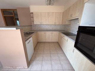Op een uitstekende locatie in de geliefde Vuurtorenwijk (Opex) te Oostende bevindt zich dit zeer ruime en lichtrijke 2-slaapkamerappartement. Gelegen in een rustige en verzorgde residentie, biedt dit appartement alle comfort voor wie op zoek is naar aangenaam wonen op een vlot bereikbare locatie.<br /><br />Dankzij de nabijheid van tram- en bushaltes geniet u van een uitstekende verbinding met het centrum van Oostende en de omliggende gemeenten.<br /><br />Indeling:<br /><br />Ruime en lichtrijke woonkamer<br /><br />Volledig uitgeruste keuken<br /><br />Twee volwaardige slaapkamers<br /><br />Badkamer voorzien van zowel een douche als een ligbad<br /><br />Praktische berging<br /><br />Fietsenberging aanwezig<br /><br />Het appartement werd steeds zeer goed onderhouden en verkeert in uitstekende staat.<br /><br />Huurprijs: € 800/maand<br /><br />Voorschot gemeenschappelijke kosten: € 100/maand (inclusief waterverbruik en onderhoud algemene delen)<br /><br />Interesse in dit instapklare appartement? Neem vandaag nog contact op voor meer informatie of een bezichtiging. Beschikbaar vanaf onmiddellijk!<br /><br />