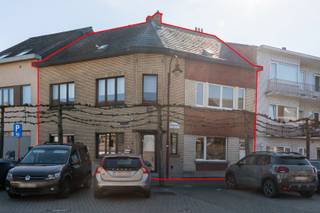 Uniek renovatieproject met veel potentieel in het hart van Scherpenheuvel!<br /><br />Op zoek naar een pand met uitstraling, mogelijkheden en een toplocatie? Dit hoekpand met een indrukwekkende voorgevel van 16 meter bevindt zich op een AAA-locatie, midden in het bruisende Scherpenheuvel, letterlijk op “heilige grond”.<br /><br />Momenteel bestaat het gebouw uit twee afzonderlijke woningen, maar het biedt de unieke mogelijkheid om deze samen te voegen tot één ruime woon- en/of werkentiteit. Daarnaast is er potentieel om een apart appartement op de bovenverdieping te realiseren, ideaal voor investeerders of voor wie wonen en werken wil combineren.<br /><br />Het pand is uitermate geschikt voor uiteenlopende doeleinden:
<ul>
	<li>Vrij beroep: dokter, tandarts, kantoor</li>
	<li>Handel: winkel, horecazaak zoals een frituur</li>
	<li>Combinatie van wonen en werken</li>
	<li> </li>
</ul>
Binnen treft u 4 slaapkamers en 2 badkamers, en de ruime indeling biedt tal van renovatiemogelijkheden om het volledig naar eigen smaak en noden in te richten. Dankzij de hoekligging, de brede voorgevel én parkeergelegenheid voor de deur, geniet u van maximale zichtbaarheid en passage – een absoluut pluspunt voor commerciële doeleinden.<br /><br />Een zeldzame opportuniteit om te investeren in een pand met charme, veelzijdigheid en een toplocatie in Scherpenheuvel – perfect voor wie durft dromen én realiseren.