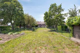 www.driesstraat103.beOp een boogscheut van het centrum, in een geliefde straat vanwege de rust en bereikbaarheid, heb je de kans deze compleet gerenoveerde woning op de kop te tikken. De woning beschikt over een grote, diepe tuin met fietsuitweg, wat eveneens ideaal is voor afvoer van tuinsnoeisel. Via de inkomhal met classy zwarte trap, kom je aan in de leefruimte. De zon piept hier de dag door het huis binnen, waardoor je een overvloed aan licht hebt. Achter de zithoek en leefruimte, kom je aan in de uiterst gezellige keuken met tuinzicht en praktische mezzanine. De wasplaats en technische berging zit centraal. De traphal omvat het eerste toilet. Het 2e toilet vind je in de fraaie badkamer met douche en dubbele wastafel op de 1e verdieping. Deze verdieping telt verder 2 grote slaapkamers. Ga je via de vaste trap naar de dakverdieping, dan kom je uit op de masterbedroom. We plaatsten bij wijze van teaser al eens wat gezellige sfeerfoto's om je te doen wegdromen van je nieuwe thuis! Interesse? Kom deze woning ontdekken op 15/07 na afspraak!