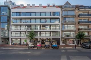 Res. Greenhouse.<br />Ontdek dit te renoveren studio-appartement op de Dumortierlaan, met een prachtig uitzicht op het pittoreske Driehoeksplein geniet u van een unieke leefomgeving op een van de meest geliefde locaties aan de kust. Aparte keuken en badkamer. <br />De studio maakt deel uit van een gebouw met een volledig gerenoveerde voorgevel. Een uitzonderlijke kans voor wie op zoek is naar een renovatieproject of weekendverblijf in Knokke-Heist.<br />Ref. A720 