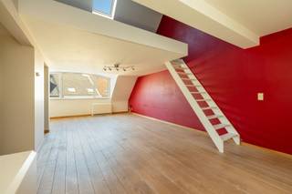 <p><span>Ruim duplexappartement 120m² met groot terras 40m² in Schoten</span></p><p><span>Wonen in stijl, met ruimte en licht op toplocatie.</span></p><p><span> </span></p><p><span>In de rustige en groene omgeving van Schoten vind je dit unieke duplexappartement op de tweede en dakverdieping. Oorspronkelijk ontworpen als twee duplexen, geniet dit appartement van een uitzonderlijke ruimtelijkheid en een slim ingedeelde woonflow.</span></p><p><span> </span></p><p><span>Troeven op een rij:</span></p><p><span> Lichtrijke leefruimte: Ruime woonkamer, eetkamer en open keuken met directe toegang tot een terras van ca. 40 m².</span></p><p><span> Extra zitruimte: Tweede leefruimte met trap naar de mezzanine, perfect als lounge, bureau of hobbyruimte.</span></p><p><span> Open mezzanine: Polyvalente ruimte (kan omgevormd worden naar een 2e slaapkamer) met veel mogelijkheden, aansluitend op de slaapkamer.</span></p><p><span> Slaapkamer met ingemaakte kasten: Slim ingericht voor optimaal comfort.</span></p><p><span> Badkamer en gastentoilet: Voorzien van douche, wastafel en toilet.</span></p><p><span> Technische berging: Praktisch ingedeeld voor extra opslagruimte.</span></p><p><span> </span></p><p><span>Wonen in een groene, centrale omgeving</span></p><p><span>Gelegen in een rustige woonwijk in Schoten, combineert deze locatie het beste van beide werelden: groen en rustig wonen, met alle voorzieningen binnen handbereik. Winkels, scholen en openbaar vervoer zijn vlot bereikbaar, en de nabijheid van de autosnelwegen zorgt voor een snelle verbinding met Antwerpen en omliggende gemeenten.</span></p><p><span> </span></p><p><span>Interesse?</span></p><p><span>Ervaar zelf de ruimte en het wooncomfort van dit bijzondere appartement. Neem vandaag nog contact op met Sofie via 03 646 66 55 of sofie@sinjoor.be en plan een bezichtiging.</span></p>