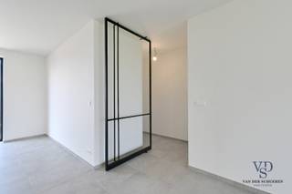 Deze prachtige halfopen bebouwing combineert modern comfort, duurzaamheid en een doordachte indeling. Bovendien kunt u nog profiteren van het verlaagde btw-tarief van 6%, wat deze woning extra aantrekkelijk maakt!<br /><br />Bij binnenkomst wordt u verwelkomd in een ruime inkomhal met afzonderlijk toilet. De lichtrijke leefruimte sluit naadloos aan op de halfopen keuken, volledig uitgerust met kwalitatieve AEG-toestellen. Aansluitend is er een praktische berging.<br /><br />Op de eerste verdieping bevinden zich drie ruime slaapkamers en een stijlvolle badkamer met dubbele wastafel, ligbad en inloopdouche (met antikalkglas). Eveneens een afzonderlijk toilet.<br /><br />De zolderverdieping als multifunctionele ruimte die naar wens kan worden ingericht als extra slaapkamer, speelkamer of hobbyruimte is een echte troef. Een douchecel kan hier eveneens worden voorzien.<br /><br />Buiten geniet u van een gezellig terras en een mooie tuin.<br />Daarnaast is er de mogelijkheid om de achterliggende weide van 1.336 m² bij aan te kopen.<br /><br />Bijzonder energiezuinig met o.a. warmtepomp op geothermie, 6 zonnepanelen, E-peil van 12 (EPB voorafberekening), ...<br />Afgewerkt met moderne tegelvloeren op het gelijkvloers en in de badkamer, meerlagenparket in de slaapkamers, een stijlvolle trap in rubberwood, volle kern binnendeuren, ....<br /><br />Kortom; een energiezuinige topper!