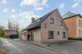 Op een rustige locatie, vlakbij centrum Koningshooikt, bevindt zich deze instapklare woning met 4 slaapkamers, inpandige garage en ruime tuin. U hebt ook de mogelijkheid om op het gelijkvloers kantoorruimtes in te richten voor uw zelfstandige activiteit of vrij beroep. U geniet hier van een uiterst rustige ligging, toch op wandelafstand van het centrum met winkels, scholen en het openbaar vervoer.<br /><br />We betreden de woning via de inkomhal met apart toilet. De hal geeft toegang tot 4 kamers, voorzien van airco, die u kunt inrichten als slaapkamer of bureauruimte. Het gelijkvloers beschikt verder nog over een tweede toilet, een veranda en een ruime inpandige garage. In de goed georiënteerde tuin kunt u steeds in alle rust en privacy genieten van het mooie weer. De leefruimte bevindt zich op de eerste verdieping. De open keuken is hier mooi geïntegreerd in het geheel en voorzien van de voornaamste toestellen. Aangrenzend aan de leefruimte bevindt zich de badkamer, uitgerust met lavabo en douche. Op de eerste verdieping beschikt u tot slot nog over een schitterend terras. <br /><br />Dit is een uitstekende opportuniteit als u op zoek bent naar een instapklare woning met 4 slaapkamers op een rustige locatie. Contacteer ons voor meer informatie op 0474/78 07 73 of neem een kijkje op www.boonstravastgoed.be.<br /><br />Bijzonderheden: <br />- 4 slaapkamers<br />- Inpandige garage<br />- Uitstekende locatie<br /> 