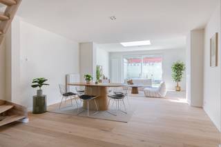 Welkom in de Groendreef 197 in Gent, waar comfort en modern woonplezier hand in hand gaan. Deze volledig gerenoveerde woning is ideaal voor wie op zoek is naar een instapklare thuis op een vlot bereikbare locatie.<br /><br />Via de inkomhal betreedt u de woning, die u meteen verwelkomt met een lichtrijke en aangename leefruimte. De praktische indeling zorgt voor een optimaal gebruik van de beschikbare ruimte. Aansluitend vindt u een volledig geïnstalleerde keuken, voorzien van alle hedendaagse toestellen en comfort – perfect voor wie graag kookt en geniet.<br /><br />De woning beschikt over drie volwaardige slaapkamers, die stuk voor stuk voldoende ruimte bieden voor een gezin, thuiswerk of hobby’s. Daarnaast is er een moderne badkamer aanwezig, afgewerkt met kwalitatieve materialen.<br /><br />Buiten vindt u een mooi zuidgericht tuintje, waar u in alle rust kan genieten van de zon – een ideale plek om te ontspannen of gezellig samen te zijn.<br /><br />Dankzij de grondige renovatie geniet u hier van hedendaags wooncomfort zonder zorgen, met aandacht voor afwerking en energiezuinigheid.<br /><br />Kortom, een ideale woning voor wie op zoek is naar een stijlvolle, instapklare thuis in Gent.<br /><br />Maak snel uw afspraak via 0471 65 25 34 of via info@vicusvastgoed.be