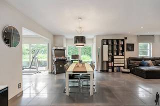 <strong>Eigentijdse villa op ca. 1.246 m² in een fijne woonwijk gelegen te Brasschaat!</strong><br /><br /><strong>Gelegen in de geliefde Bloemaard, een rustige en bijzonder aangename buurt in Brasschaat. Deze straten staan bekend om hun groene omgeving, het veilige karakter en de prettige woonbeleving. Een echte toplocatie waar wonen gelijkstaat aan genieten van rust en comfort, met alle voorzieningen binnen handbereik.</strong><br /><br /><strong>De gelijkvloerse verdieping:</strong><br />- Een <strong>inkomhal </strong>op tegelvloer met vestiaire, gastentoilet en handenwasser<br />- Een <strong>woonkamer </strong>op tegel met <strong>gashaard </strong>en aanpalende <strong>eetkamer</strong>, <strong>grote raampartijen</strong> met zicht op de tuin en schuifraam naar het terras<br />- Een <strong>leefkeuken </strong>met centraal <strong>kookeiland</strong>, inbouwtoestellen (Pelgrim oven, kookvuur, dampkap, dubbele lavabo, vaatwasser), ontbijthoek met schuifraam naar het terras en overvloedig lichtinval<br />- Een <strong>bijkeuken </strong>met aansluiting voor wasapparatuur, lavabo, ingemaakte kasten en deur naar de tuin (tweede ingang)<br />- Een <strong>inpandige garage</strong> met dubbele sectionaalpoort, extra aansluitingen voor wasapparatuur, ingemaakte kasten<br />- Een ondergrondse <strong>kelder </strong>ideaal als extra bergruimte met toegangsdeur en trap naar de begane grond<br /><br /><strong>De eerste verdieping:</strong><br />- Middels glazen trap naar een nachthal op laminaat <br />- Een <strong>hoofdslaapkamer </strong>op laminaat, schuifraam naar het dakterras <br />- Een aanpalende <strong>hoofdbadkamer </strong>met dubbele lavabo, ligbad, inloopdouche, toilet en bidet<br />- Een <strong>tweede en derde slaapkamer </strong>eveneens op laminaat<br />- Een <strong>douchekamer </strong>met inloopdouche, lavabo en toilet<br /><br /><strong>De tweede verdieping:</strong><br />- <strong>Polyvalente ruimte</strong> op laminaat, momenteel ingericht als fitness<br />- <strong>Berging </strong>die fungeert als extra dressing<br />- <strong>Technische ruimte</strong> met o.a. de verwarmingsketel (Vaillant)<br /><br /><strong>De tuin:</strong><br />- <strong>Meerdere terrassen</strong><br />- Een volledig <strong>omheinde </strong>noordoost georiënteerde tuin met automatische poort<br />- <strong>Vijver</strong><br /><strong>- Fietsen -en en tuinberging</strong><br /><strong>- Sproei-installatie</strong><br /><br /><strong>Algemeen</strong><br />- Verwarming op gas d.m.v. <strong>radiatoren</strong> en <strong>vloerverwarming<br /></strong>- blanco elektriciteitsattest<br />- <strong>Airconditioning </strong>in de hoofdslaapkamer<br /><strong>- Elektrische zonneschermen</strong><br />- <strong>Alarmsysteem </strong>aanwezig<br />- <strong>Zonnepanelen </strong>aanwezig<br />- <strong>Videofonie</strong><br /><strong>- Vlotte en logische indeling</strong><br />- <strong>Instapklaar</strong>, met oog voor degelijk onderhoud<br /><strong>- Meubels zijn ter overname</strong><br />- Gelegen in één van de <strong>rustigste </strong>en <strong>fijnste residentiële wijken </strong>in Brasschaat, in de nabijheid van <strong>beschermde natuurgebieden</strong>, op <strong>fietsafstanden van scholen</strong><br />- Goede verhouding van het perceel met <strong>mooie straatbreedte</strong>