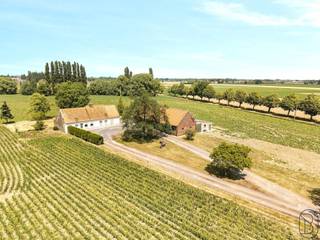 Mooi gelegen HOEVE met bijgebouwen op 1ha02a33ca. Rustig doch genietend van een vlotte bereikbaarheid, privé-toegangsdreef (recht van doorgang) op...