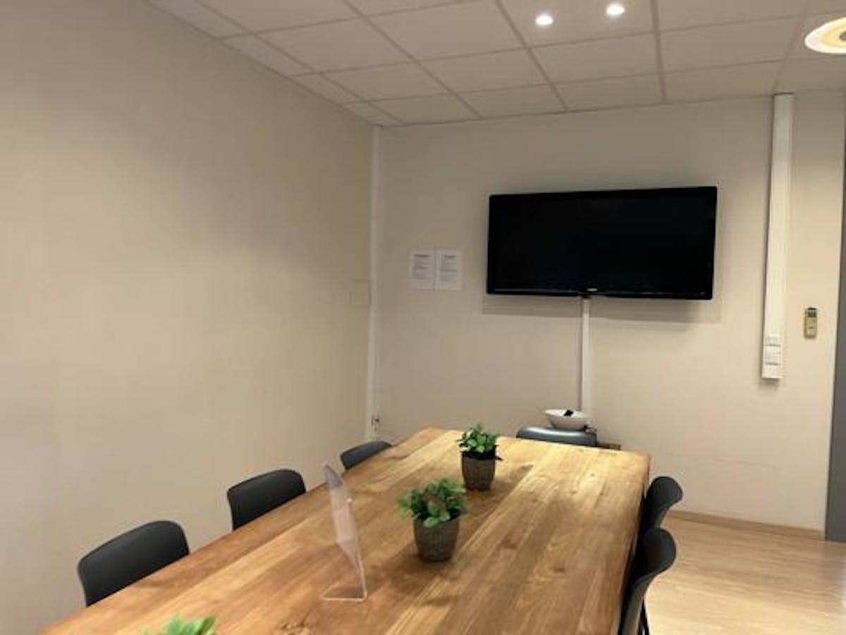 Office space 62m2 for rent in a central location - photo 4