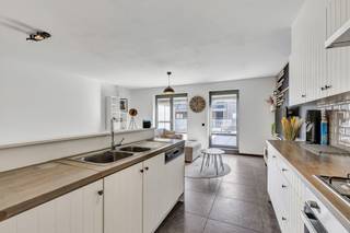 Voor meer info of een bezoek, bel 054 69 39 36 - Op een strategische ligging in Ninove bevindt zich dit recent appartement met een...