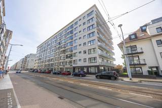 Op een uitstekende ligging in <strong>Residentie Wimbledon E</strong>, Leopoldlaan 139 te Middelkerke, bevindt zich dit <strong>instapklare en volledig gerenoveerde appartement.</strong> Dankzij de centrale ligging geniet u van een vlotte bereikbaarheid en bevindt u zich op wandelafstand van de <strong>zee, het casino, openbaar vervoer en tal van winkels en horecazaken.</strong><br /><br />Het appartement werd met veel zorg en oog voor detail vernieuwd en afgewerkt met <strong>kwalitatieve</strong> <strong>materialen</strong>, waardoor het perfect geschikt is als vaste woonst, tweede verblijf aan de kust of rendabele investering voor zowel jaar- als vakantieverhuur.<br /><br />De indeling omvat een inkomhal met praktisch uitklapbed, een lichtrijke leefruimte met open keuken, een aparte berging met aansluiting voor een wasmachine, een moderne badkamer voorzien van douche en stijlvol wasmeubel, een afzonderlijk toilet en een ruime slaapkamer.<br />De keuken is volledig vernieuwd en uitgerust met kwalitatieve toestellen. Verder werden ook de ramen reeds vervangen door <strong>PVC-schrijnwerk met dubbele beglazing</strong>, wat bijdraagt aan het wooncomfort.<br /><br /><strong>Bijkomende troeven:</strong>
<ul>
<li>Volledig gerenoveerd appartement</li>
<li>Kwalitatieve afwerking en hedendaagse uitstraling</li>
<li>PVC-ramen met dubbele beglazing</li>
<li>Berging met wasmachineaansluiting</li>
<li>Gemeenschappelijke fietsenberging aanwezig</li>
<li>Privatieve kelderberging inbegrepen</li>
<li>Centrale ligging nabij zee, winkels, casino en openbaar vervoer</li>
<li>Interessant als investering, tweede verblijf of vaste bewoning</li>
</ul>
<strong><u>Gunstige toekomstperspectieven voor het gebouw:</u></strong><br />De residentie heeft zopas een grondige opwaardering gehad. De renovatie van de gevel is recent afgerond. Daarbij werd de gevel vanaf de eerste verdieping tot de bovenste verdieping afgewerkt met steenstrips (crepi-uitvoering), terwijl het gelijkvloers een hoogwaardige afwerking krijgt in Dekton.<br /><br /><strong>Daarnaast werden reeds belangrijke investeringen uitgevoerd aan het gebouw:</strong>
<ul>
<li>Vernieuwing van het dak</li>
<li>Volledige renovatie van de gevel</li>
<li>Vernieuwing van de balustrades</li>
<li>Vernieuwing van de terrassen</li>
</ul>
Hierdoor kan de toekomstige eigenaar genieten van een gebouw waar de belangrijkste renovatiewerken reeds werden of worden uitgevoerd.<br /><br />Energie:<br />Voor het appartement is bovendien een simulatie beschikbaar waaruit blijkt dat bij plaatsing van een lucht-lucht warmtepomp met energielabel A++, <strong><u>het EPC kan verbeteren naar EPC-label B met een score van 166 kWh/m² jaar.</u></strong><br /><br />Bent u op zoek naar een zorgeloos appartement op een toplocatie aan de Belgische kust, met een volledig vernieuwd interieur én een residentie waarin reeds aanzienlijk werd geïnvesteerd? Dan is dit appartement absoluut een bezoek waard.