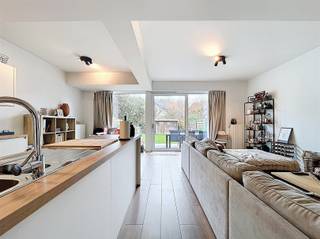 BEZOEKDAG VOLZET. Dit lichtrijk gelijkvloers appartement is gelegen in een rustige buurt nabij de Gentbrugse Meersen met een onmiddellijke...