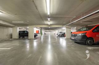 Deze ondergrondse staanplaats is ideaal gelegen op wandelafstand van het station, vlakbij de campussen en het centrum van Leuven.De staanplaats is...