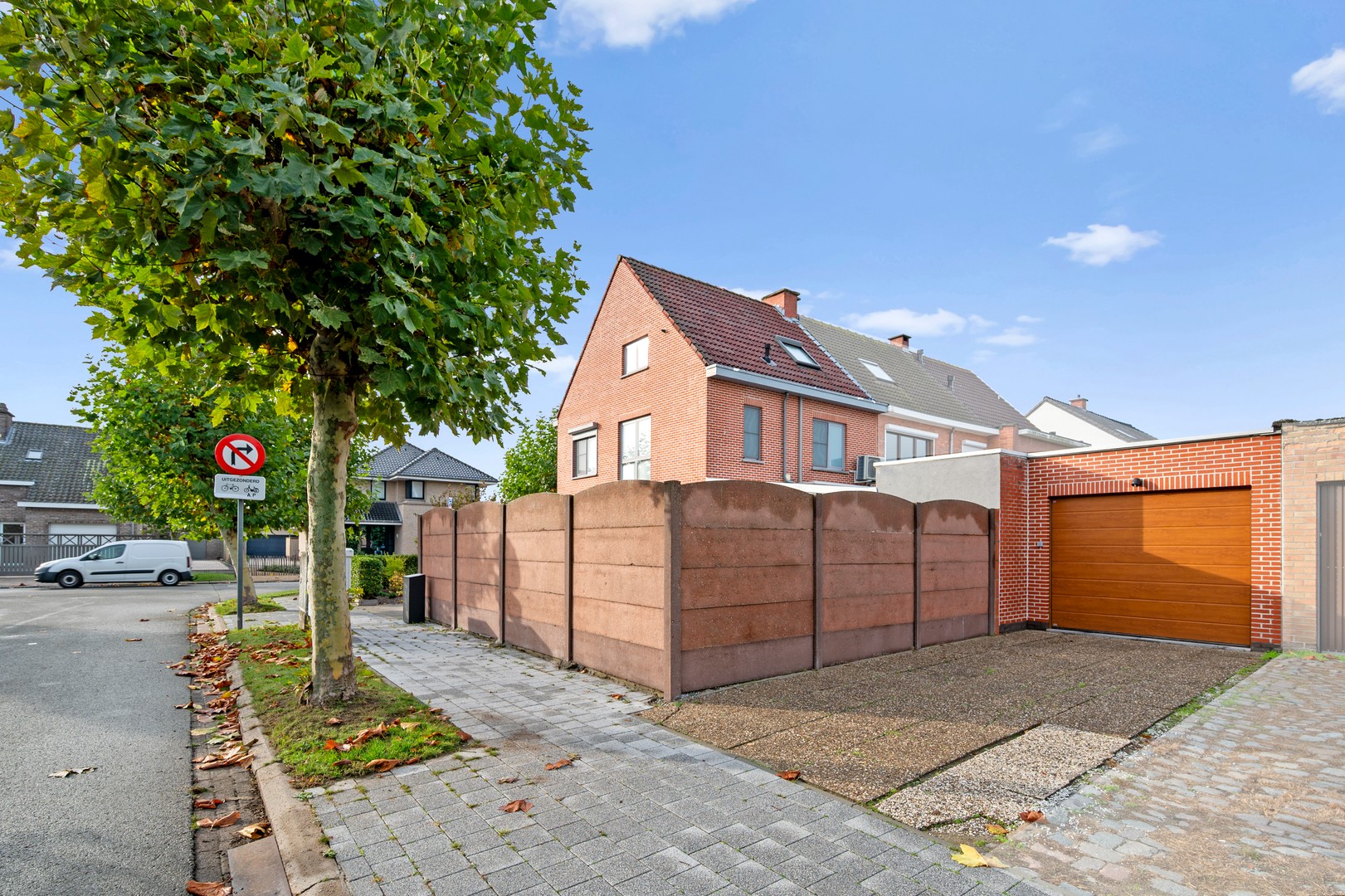 Gerenoveerde half open bebouwing in een rustige omgeving met tuin, garage en 2 opritten! - foto 3