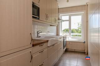 <p><span>HOBOKEN | APPARTEMENT MET TWEE SLAAPKAMERS EN ZONNIG TERRAS GELEGEN OP DE VIERDE VERDIEPING VAN VERZORGD GEBOUW MET LIFT | EPC B |</span></p><p><span>Het appartement is zeer gunstig gelegen op 5 minuten van het bruisende centrum van Antwerpen en vlakbij verschillende winkels en openbaar vervoer.</span></p><p><span>Indeling als volgt: inkomhal met vestiaire - woonkamer op parket - ruim terras (zuidwest georiënteerd) - gesloten keuken - twee ruime slaapkamers - badkamer met ligbad en lavabomeubel - apart toilet. Privatieve kelderberging. Gemeenschappelijke fietsenberging.</span></p><p><span>De maandelijkse kosten bedragen ongeveer 250 euro (verwarming, water, syndicus, blokpolis, spaarfonds, onderhoud, gebruik lift, minuterie, ...).</span></p><p><span> </span></p><p><span>TROEVEN :</span></p><p><span>* Veiligheidsdeur</span></p><p><span>* Privatieve kelder aanwezig</span></p><p><span>* Zalig terras</span></p><p><span>* Recente ramen </span></p><p><span>* Energiezuinig</span></p><p><span>* Conforme elektrische installatie</span></p><p><span> </span></p>