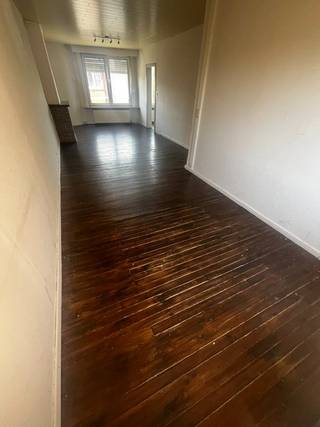 Op te frissen appartement op 2de verdieping in een blokje van 3. Met de trap ga je naar boven en komt u binnen in de ruime woonkamer met planché vloer. Aansluitend is er keuken met kastjes en gasvuur en dampkap en frigo. Tegelvloer .Deze kamer grenst aan een ruime tussenkamer die leidt naar de slaapkamer en badkamer met WC, lavabo en douche. Er is ook nog een berging. Er is één slaapkamer. Ramen PVC dubbel glas, elektriciteit OK en gekeurd, boiler is OK. EPC 229 kWh/m². Geen terras. - Woongebied - Gdv - Gvv. - Ruimtelijke ordening OK - Gvkv <br />Het appartement is verhuurd via De Woonstroom (sociaal verhuurkantoor) aan ongeveer 750 euro per maand. Goed opbrengsteigendom. Voor eigen bewoning opzeg 6 maanden.
