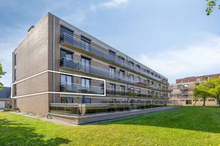 In een rustige, aangename straat vlak bij het bruisende stadscentrum van Diksmuide, ontdekt u dit lichtrijke tweeslaapkamerappartement. Gelegen op...