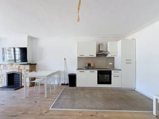 Dit instapklare appartement te huur in het bruisende Deurne biedt een uiterst comfortabele woonervaring. Gelegen aan de levendige Bisschoppenhoflaan geniet je van een centrale ligging in Deurne nabij winkels en openbaar vervoer. Het pand kan zowel gemeubileerd als ongemeubileerd gehuurd worden, wat zorgt voor maximale flexibiliteit.<br /><br />Indeling eerste verdieping met lift:<br /><br />-Leefruimte (29 m²): Lichtrijke woonkamer met keuken uitgerust met ijskast, diepvries, oven, kookplaat en enkele spoelbak.<br />-Slaapkamer 1 (15 m²): Ruime hoofdslaapkamer met voldoende plaats voor een groot bed en kleerkasten.<br />-Slaapkamer 2 (8 m²): Tweede slaapkamer, perfect te gebruiken als kinder-, logeer- of werkkamer.<br />-Slaapkamer 3 (7 m²): Derde slaapkamer met diverse invulmogelijkheden.<br />-Badkamer (3 m²): Comfortabele badkamer voorzien van een douche, een enkele wastafel en een aansluiting voor een wasmachine en een droogkast.<br />-Toilet: Afzonderlijke toiletruimte.<br />-Terras (6 m²): Aangenaam terras achteraan gelegen om buiten te ontspannen.<br /><br />Bijzonderheden:<br /><br />-Per direct beschikbaar om te huren<br />-Flexibele huurvoorwaarden (gemeubileerd of ongemeubileerd mogelijk)<br />-Optionele autostaanplaats achteraan het gebouw<br />-EPC B<br />-Gemeenschappelijke kosten 150 euro per maand inclusief water en gas