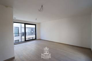 EXTRA ACTIE:<br />Bij aankoop van een appartement krijgt u € 5000 korting op de autostandplaats<br /><br />Mogelijkheid aankoop onder 6% BTW *<br />* Indien u aan de voorwaarden voldoet<br /><br />Residentie Prinsenhof is een uniek woonproject in hedendaagse architectuur en overtuigt topkwaliteit voor wat betreft de bouwtechniek, duurzaamheid, comfort en woongevoel in het centrum van Maaseik.<br /><br />Deze appartementen geven het wonen in een stad een heel andere dimensie.<br /><br />=> Indeling eerste verdieping<br />- Inkomhal<br />- Apart toilet<br />- Leefruimte met keuken<br />- Berging<br />- 2 slaapkamers<br />- Badkamer<br />- Terras van 11,26m²<br /><br />=> Kenmerken:<br />- Ventilatiesysteem D met warmterecuperatie<br />- De appartementen zijn voorzien van een zeer betrouwbare warmtepomp die zich kenmerkt door een laag E-peil en een stille werking. De hoge energie-efficiënte zorgt voor een gevoelige verlaging van het E-peil. De warmtepomp is bovendien de stilste warmtepomp in zijn soort die momenteel op de markt is. Zij voorziet de appartementen individueel van voldoende energie en van warm water dankzij een ingebouwde boiler.<br />- Lift en videofoon aanwezig<br />- Zonnepanelen op de platte daken<br />- Appartementen zijn zeer energiezuinig waardoor gunstige regeling onroerende voorheffing<br /><br />=> Verkoopprijzen exclusief:<br />- Autostandplaats in kelder <br />- Privatieve kelderberging