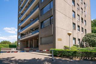 Cet appartement rénové à Anvers (2100) offre un confort de vie spacieux avec ses 101 m² habitables. Il comprend trois chambres et une salle de bain, et bénéficie d'un certificat EPC B favorable. Une terrasse privée offre un espace extérieur et l'ascenseur garantit un accès aisé. Les autres commodités incluent une cave pratique et un emplacement de parking. Les sols en bois et les murs clairs du séjour confèrent une allure soignée. C'est une résidence idéale pour ceux qui recherchent espace et confort.