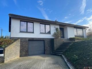 ** BOEK JE BEZOEK ONLINE IN VIA WWW.IMMO3000.BE**<br />Deze prachtige gerenoveerde woning in Aarschot, gelegen op 1 km van de E314 en op 600m van het centrum en voldoet aan de normen van comfortabel en energiezuinig wonen. De EPC draagt het label B met 178kwh/m2.<br />De woning omvat een ruime living,een modern uitgeruste keuken met extra berging, 3 slaapkamers, nieuwe badkamer en 2 toiletten op het gelijkvloers.<br />Het pand is onderkelderd met berging en garage. Op het terrein zijn er ook nog 2 parkeerplaatsen aanwezig.<br />Het is zalig vertoeven in de zuidgerichte achtertuin met zeer groot terras, aansluitend op de living, waardoor men zalig tot rust kan komen.<br /><br />interesse ?<br /><br />Aarzel niet en neem contact met ons op !<br /><br /><br />Immo3000<br />Luc Van de Gaer<br />bivnr 515912<br />016603000<br />info@immo3000.be