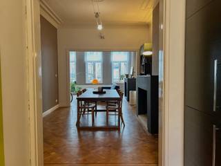 Dit instapklaar appartement op de eerste verdieping is gelegen aan de Plantin en Moretuslei in Antwerpen, om de hoek van het Centraal Station en op wandelafstand van het hippe Zurenborg met de gezellige Dageraadplaats. Dankzij de ideale bereikbaarheid vanaf de Singel en de diverse mogelijkheden met openbaar vervoer, staat deze locatie garant voor een vlotte verbinding van en naar de stad.<br /><br />De leefruimte geniet van een optimale lichtinval dankzij de grote raampartijen aan de voorzijde. De keuken is volledig uitgerust met een gasvuur, oven, vaatwasser, koelkast en vriezer.<br /><br />Aan de achterzijde van het appartement bevindt zich de ruime slaapkamer met aansluitend de badkamer. Deze is uitgerust met een inloopdouche, dubbele lavabo, toilet en aansluitingen voor wasmachine en droogkast.<br /><br />Gemeenschappelijke lasten en verbruik van water: 60 Euro per maand<br />Nutsvoorzieningen (gas en elektriciteit) zijn privé op te nemen door de huurder <br /><br />Onmiddellijk beschikbaar.