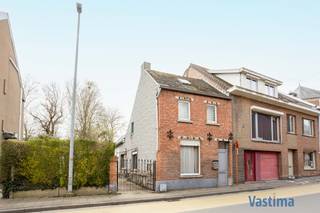 Bent u op zoek naar een woning met heel wat potentieel om volledig naar uw eigen smaak te renoveren? Dan is deze halfopen bebouwing in het centrum...