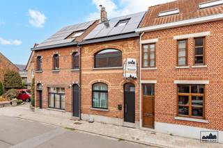 Ben je op zoek naar een leuke starterswoning die je nog volledig naar je eigen smaak kan afwerken? Deze op te frissen rijwoning in Hamme heeft...