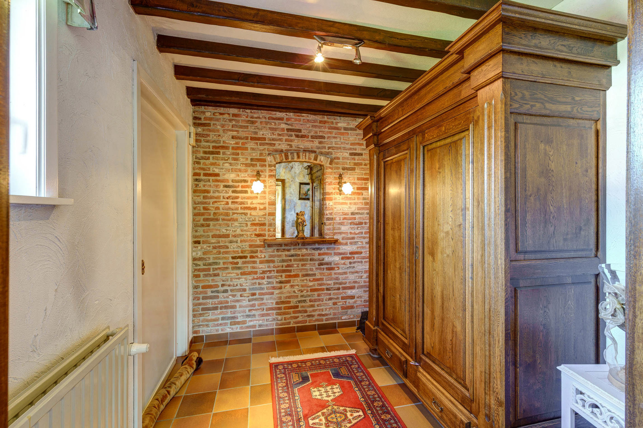 Uitzonderlijke woning met 6 slaapkamers op perceel van 37 are. - foto 3