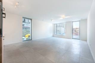 <p>Auweghem is een gevarieerd woonproject langs de Auweghemvaart te Mechelen, gelegen op een strategische locatie met vlotte (fiets)verbinding naar het stadscentrum. <br /><br />Dit appartement maakt deel uit van een BEN gebouw (E30) dat volledig voldoet aan de noden van vandaag, en die van morgen! Verwarmen doen we niet langer met gas, maar met een warmtepomp.</p>
<p><span>Een centrale binnentuin doet dienst als groene ontspanningsplaats die toegankelijk is voor alle bewoners. </span></p>
<p><span>In de ratrace van vandaag word je volledig ontzorgd wat betreft wonen. Je betaalt maandelijks één vast bedrag voor de huur, de vaste kosten, en een provisie voor je privatief water en elektriciteitsverbruik. Eén keer per jaar worden de provisies afgerekend. </span></p>
<p><span>Wat dit project zo uniek maakt is de zeer praktische en idyllische ligging vlakbij het water. Het project is ideaal voor wie de rust van een groene omgeving kan appreciëren, maar die toch wil combineren met de vibe van een levendige stad. <br /><br /></span><span>Via de oprit van de E19 meteen naar Antwerpen of Brussel? Of met de fiets meteen in het centrum? Vanzelfsprekend is er een grote fietsenstalling ter beschikking. Openbaar vervoer bevindt zich op wandelafstand en het station van Mechelen is 10 minuten fietsen langs de vaart. Ook over supermarkten, sportfaciliteiten of scholen hoef je je geen zorgen te maken. </span></p>
<p><span>Voor de gemeenschappelijke kosten betaalt u een provisie van 125 EUR/maand. </span></p>
<p><span>Voor de nutsvoorzieningen (water, elektriciteit en verwarming) betaalt u een provisie van 100 EUR/ maand.<br />Beschikbaar vanaf 1/10/2026</span></p>
<p></p>