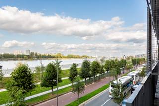 Vivre l’Exception sur les Quais de l’Escaut – Appartement Exclusif de 154 m²<br /><br />Situé dans un emplacement de choix le long des quais de l’Escaut nouvellement réaménagés, au cœur du quartier animé du Sud et à quelques pas de Waalsekaai, Vlaamsekaai et du nouveau Zuidpark, cet appartement exclusif de 154 m² offre une expérience de vie véritablement unique.<br />Installé dans le bâtiment résidentiel emblématique Hoopnatie, conçu par l’architecte Christine Conix, l’appartement bénéficie de vues panoramiques à couper le souffle et en constante évolution sur l’Escaut et ses quais magnifiquement repensés.<br /><br />Les impressionnantes baies vitrées, s’étendant sur toute la largeur de l’appartement, inondent l’intérieur de lumière naturelle, permettant à la fois au spacieux espace de vie et à la cuisine ouverte de profiter pleinement des vues spectaculaires sur le front de mer. La terrasse ensoleillée d’environ 13 m² est l’endroit idéal pour se détendre et profiter du soleil de l’après-midi ainsi que des couchers de soleil époustouflants sur l’Escaut.<br /><br />Le vaste espace de vie se fond harmonieusement avec la cuisine ouverte entièrement équipée, dotée d’appareils électroménagers haut de gamme. Un élégant bar à petit-déjeuner sépare subtilement les espaces de cuisson et de vie, tout en préservant l’atmosphère ouverte et aérée de l’appartement. Adjacent à la cuisine se trouve une buanderie pratique avec des raccordements pour une machine à laver et un sèche-linge.<br /><br />Le couloir de nuit mène aux chambres situées à l’arrière calme du bâtiment. La spacieuse chambre parentale dispose d’une salle de bain privative avec baignoire, double vasque et tout le confort moderne. La deuxième chambre bénéficie de l’accès à sa propre salle de douche. En outre, une troisième pièce polyvalente peut parfaitement servir de bureau à domicile, de salle de loisirs ou de chambre d’amis. Des toilettes pour invités séparées complètent l’aménagement.<br /><br /><span>Un box (n° 4 sur -1) est disponible à 250 €/mois.</span><br /><br />Cet appartement allie espace, lumière, confort et un emplacement exceptionnel pour offrir une expérience de vie unique en front de mer.<br /><br />Une opportunité rare pour ceux qui recherchent un cadre de vie élégant et exclusif dans l’un des quartiers les plus prestigieux d’Anvers.
