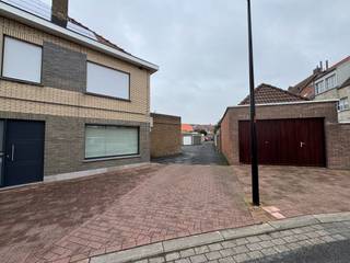 Goed gelegen garagebox, centraal gelegen te Heist-Aan-Zee in de directe omgeving van de Bondgenotenlaan, Witte Bankstraat en invalidenlaan.De garage...