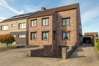 INDELINGGELIJKVLOERSGemeenschappelijke inkomhal met trap die toegang geeft naar het 1ste verdieping.Inkomhal. Berging/wasplaats met legschabben en...