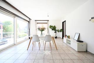 Landbergh bezoekdag op donderdag 7 augustus tussen 16u en 17u30? (op afspraak)Dit lichtrijk appartement met een oppervlakte van 92m² is gelegen op de...