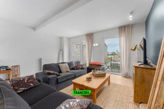 In het schilderachtige en rustieke dorp Lissewege bevindt zich deze prachtig gerenoveerde woning. Lissewege geniet een uitstekende ligging, zo ligt het namelijk op een steenworp van Blankenberge, Knokke en Brugge.<br /><br />De recente totaalrenovatie werd uitgevoerd met oog voor detail en kwalitatieve afwerking, wat resulteert in een instapklare thuis met een warm, modern karakter.<br /><br />Bij het betreden van de woning word je verwelkomd in een uitnodigende inkomhal die toegang biedt tot de lichtrijke leefruimte. De volledig ingerichte keuken is voorzien van alle benodigde toestellen en vormt het hart van de woning. Aansluitend bevindt zich de gezellige zithoek, die dankzij de grote raampartijen een prachtig zicht biedt op de tuin en de aanpalende groene vergezichten.<br /><br />Op de eerste verdieping vinden we drie aangename slaapkamers en een smaakvolle badkamer uitgerust met een comfortabel ligbad. De afgewerkte zolderverdieping dient als volwaardige vierde, bijzonder ruime slaapkamer en beschikt bovendien over een ensuite badkamer, wat een ideaal privaat slaapgedeelte creëert.<br /><br />De woning is uitgerust met centrale verwarming op aardgas en beschikt over een conforme elektrische keuring. <br /><br />Kortom: een instapklare, kwalitatief gerenoveerde woning op een idyllische locatie in Lissewege. Een unieke kans voor wie op zoek is naar rust, comfort en een tijdloze woonbeleving.<br /><br />