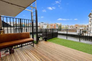 <p>Trendy éénslaapkamerappartement van ca 52 m² in een toffe realisatie in de Haantjeslei. Een super centrale ligging tussen de Markgravelei met het groene "Hof Van Leysen" en het hippe Zuid. Met de Ring, Singel en Leien vlakbij is een vlotte bereikbaarheid gegarandeerd.<br /><br />De leefruimte met open keuken kijkt uit op het aangename terras van ca 6 m². Het appartement werd stijlvol afgewerkt met een industriële look. De grote raampartij zorgt voor een aangename lichtinval. De open keuken is uitgevoerd in een wit greeploos design en beschikt over een oven, een kookvuur, een vaatwasser en een koelkast. Aparte nis met aansluitingen voor wasmachine en droogkast.<br /><br />De slaapkamer is gesitueerd aan de voorzijde en kan gebruikmaken van de badkamer met moderne douche en lavabo.<br />Apart gastentoilet.<br /><br />Gemeenschappelijke lasten: 75 Euro per maand.<br />Alle nutsvoorzieningen (gas, water en elektriciteit) zijn privé op te nemen door de huurder.<br /><br />Beschikbaar vanaf 1 april 2026.</p>