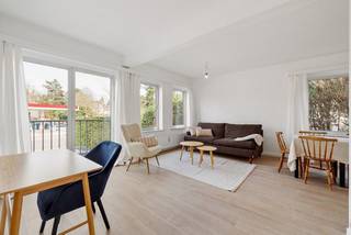 Prachtig gerenoveerd appartement te huur in Tervuren . Volledig op het gelijkvloers gelegen. Inkomhal (3m²), woonkamer (23m²), eetkamer...