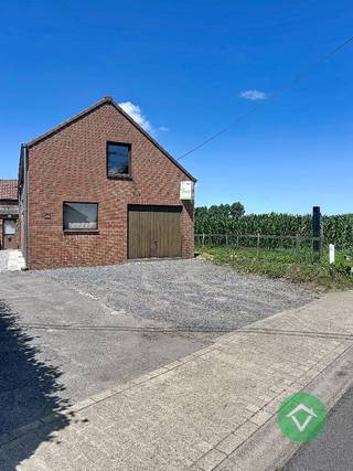 Bent u op zoek naar een te renoveren woning in Koekelare met veel potentieel? Dan is deze halfopen bebouwing misschien wel uw ideale renovatieproject.<br /><br />De woning geniet van een rustige, landelijke ligging, op wandelafstand van het centrum van Koekelare, winkels, scholen en grootwarenhuizen. Ook de verbinding naar Moere en de omliggende gemeenten is uitstekend.<br /><br />De indeling is als volgt:<br />Via de zij-ingang komt u binnen in de inkomhal, die toegang verleent tot de gezellige leefruimte, de badkamer met lavabomeubel, douche en toilet, en de lichtrijke keuken met aangenaam zicht op de straat.<br /><br />Op de eerste verdieping bevinden zich twee volwaardige slaapkamers en een derde kamer, ideaal als bureau, dressing of kinderkamer.<br /><br />Daarnaast beschikt de woning over een inpandige garage, bereikbaar via de buitenzijde.<br /><br />Deze woning vormt de perfecte basis voor wie zijn eigen droomwoning wil creëren. Dankzij de gunstige ligging, de praktische indeling en de vele renovatiemogelijkheden is dit een interessante opportuniteit voor zowel starters, investeerders als handige doe-het-zelvers.<br /><br />Troeven:<br />- Rustige en landelijke ligging<br />- Op wandelafstand van centrum, winkels en voorzieningen<br />- Halfopen bebouwing<br />- 2 volwaardige slaapkamers + extra kamer<br />- Inpandige garage<br />- Veel renovatiepotentieel<br />- Vlotte bereikbaarheid richting Moere en omliggende gemeenten<br /><br />Interesse? Neem vandaag nog contact op met ons en plan uw bezoek. Ontdek zelf de mogelijkheden die deze woning te bieden heeft!