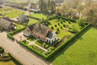 Deze grote prachtige klassevilla is dé ideale woning voor mensen op zoek naar luxe & comfort, kwaliteit en ruimte. Deze woning is goedgelegen...