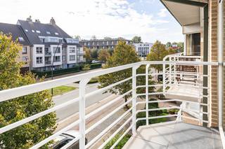 <p>Lichtrijk appartement in Koksijde met ruim terras en open groen uitzicht.</p>
<p> </p>
<p>Dit recent gerenoveerde appartement in een residentiële omgeving in Koksijde combineert comfort, licht en een aangename ligging nabij het centrum en openbaar vervoer. Dankzij de volledige zongerichte oriëntatie geniet u hier de hele dag van een lichtrijke leefruimte en een open groen uitzicht. Het ruime terras vormt een echte meerwaarde voor wie graag buiten geniet in alle rust. Het appartement beschikt over twee slaapkamers, een praktische indeling en een hedendaagse afwerking. Bovendien is er een optie tot aankoop van een garage in de residentie.</p>
<p> </p>
<p>Belangrijkste ruimtes:<br />• Inkomhal met vlotte toegang tot de verschillende ruimtes<br />• Lichtrijke living met eetruimte en open groen uitzicht<br />• Keuken met praktische indeling<br />• Twee volwaardige slaapkamers<br />• Badkamer met comfortabele inrichting<br />• Apart toilet<br />• Berging met extra opslagruimte<br />• Ruim zongericht terras</p>
<p> </p>
<p>Troeven:<br />• Volledig zongericht appartement met veel lichtinval<br />• Recent gerenoveerd met ruim terras<br />• Mogelijkheid tot aankoop van garage in de residentie</p>
<p> </p>
<p>Neem vandaag nog contact op met je ERA-makelaar voor een bezoek.</p>
<p> </p>
<p>JOUW DROOMAPPARTEMENT. ZO GEVONDEN!</p>