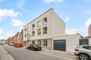 Gemeubelde studio's met een EPC A-label op een toplocatie te centrum Leuven! De verkoop geschiedt volledig onder registratierechten!<br /><br />Project bestaande uit eigentijdse, ruime en lichtrijke studio's waarvan verschillende met een slaapniveau en terrassen. <br /><br />Het project wordt gekenmerkt door grote ramen en hoge plafonds en is gelegen op een centrale ligging nabij Groep T, verschillende campussen en het station van Leuven!<br />Alle studio's beschikken over een volledig ingerichte keuken en een badkamer met een inloopdouche, een wastafel met een spiegel en een toilet.<br /><br />Door een goede isolatie, lucht-lucht warmtepompen, zonnepanelen en hoogwaardig glas zijn deze studio's zeer energiezuinig en allen voorzien van een EPC label A en zijn ze klaar voor de toekomst!<br /><br />Voor degene die de studio niet zelf in gebruik nemen en willen verhuren, bieden we een huurgarantie voor academiejaar '26-'27.<br /><br />Voor meer info of een bezoek ter plaatse kan u contact opnemen via arnaut@immojanstas.be of 0495/292080!