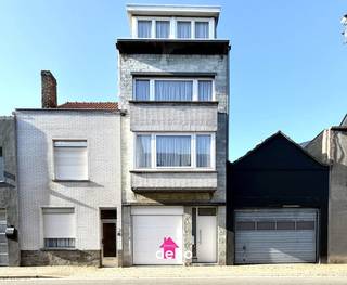 Gelegen op een goede en vlotte locatie in Oostende, bevindt zich deze charmante woning met ruime garage en veel mogelijkheden. Indeling:Gelijkvloers:...
