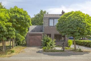 TE KOOP: Te renoveren woning op 11a33ca!Deze volledig te renoveren woning is gelegen op een locatie met goede bereikbaarheid en in de nabijheid van...