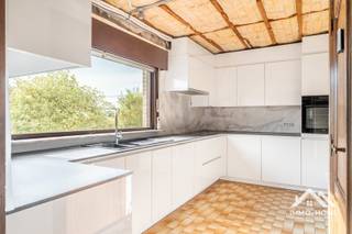 Deze nog verder af te werken woning ontvangt je in een compacte inkomhal, en zo kom je verder tot in een ruime leefruimte. De aanpalende keuken is reeds grotendeels volledig vernieuwd (afwerkingsmaterialen zijn aanwezig), en via een achterhalletje komen we tot in de badkamer met douche. In de keuken beschik je over een handige opbergruimte. Op de eerste verdieping vinden we de enige slaapkamer terug. Deze heeft rondom zicht op de landelijke omgeving, en een dressing vormt hier een mooie bonus. Op het einde van de lange oprit naast de woning is er een grote carport aanwezig, waardoor er plaats is voor meerdere wagens. Achter de woning kun je genieten van het buitenleven in een ruime tuin, met uitzicht op de landelijke omgeving. Deze woning is een mooie opportuniteit voor handige Harry's, die nog enkel werk moeten maken van de verdere afwerking om van deze woning een mooie thuis te maken. In alle leefvertrekken is airco aanwezig. Inschrijven via mail naar tommy@immo-home.be, geen telefonische inschrijvingen! Volg ons op Fb en Insta. Voor meer info: www.immo-home.be. GRATIS SCHATTING &amp; GRATIS FINANCIEEL ADVIES